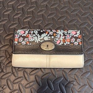 Fossil Women's Floral Black and Cream Wallet